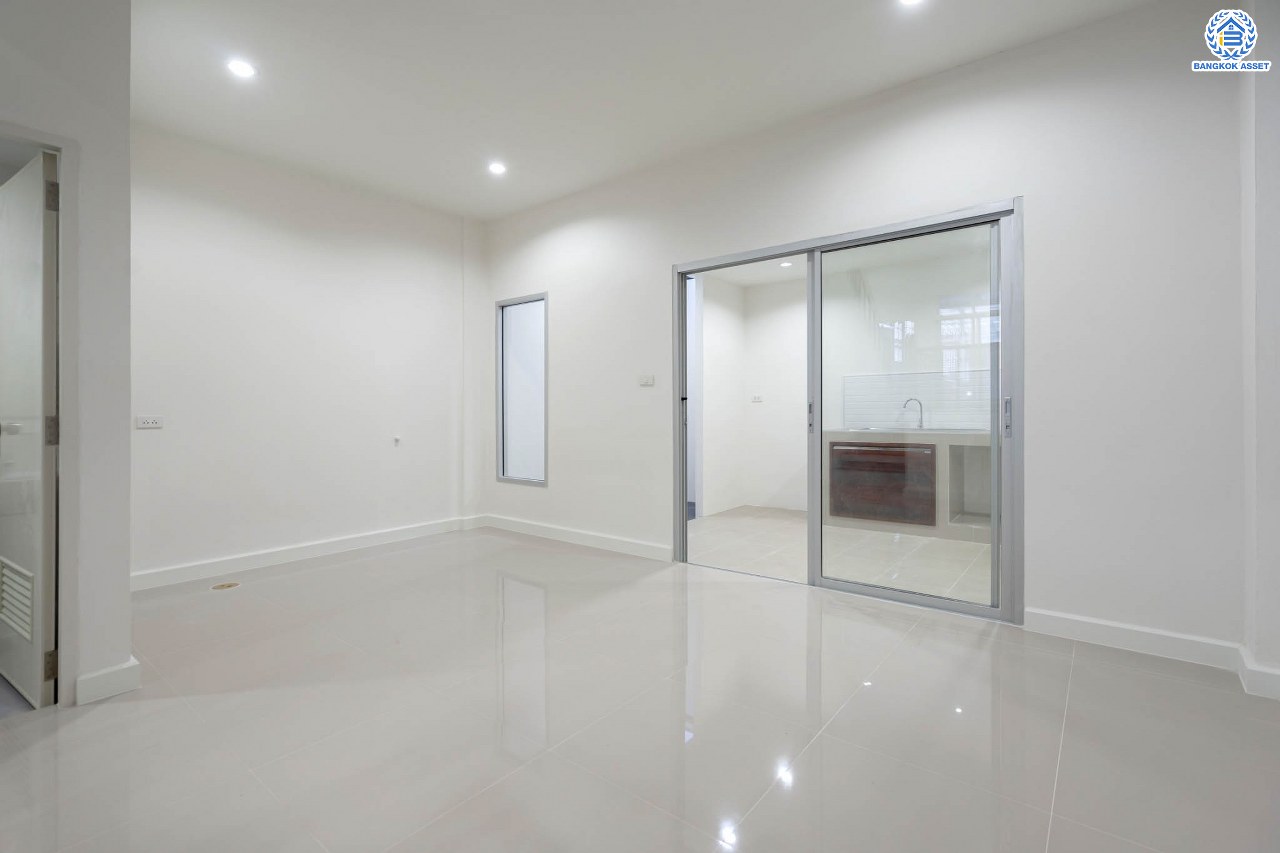 บ้านมือสองตกแต่งใหม่ ม.ไชน่าทาวน์ รามอินทรา เนื้อที่ 21 ตร.ว. ฟังก์ชัน 3 ห้องนอน 3 ห้องน้ำ จอดรถได้ 1 คัน สภาพแวดล้อมเยี่ยม เชื่อมต่อ ถ.ลาดปลาเค้า, ถ.เกษตร-นวมินทร์, ถ.รามอินทรา รถไฟฟ้าสายสีเขียว "สถานีเสนานิคม" และทางด่วน "ฉลองรัช"